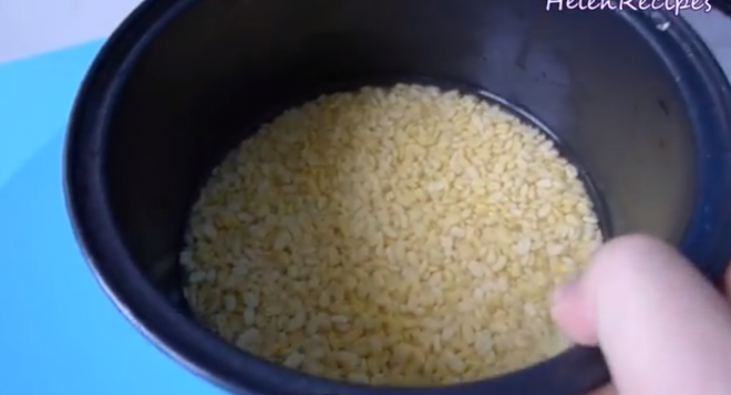 1.Place the mung beans in a pot filled with just enough water to cover. Bring to a boil over medium heat, then reduce to a simmer and cook, stirring occasionally, until mashable, about 20-30 minutes. Mash into a paste with a potato masher or spoon. Season with 1 tsp salt, 1 tsp pepper, fried shallot and vegetable oil. 2253 11