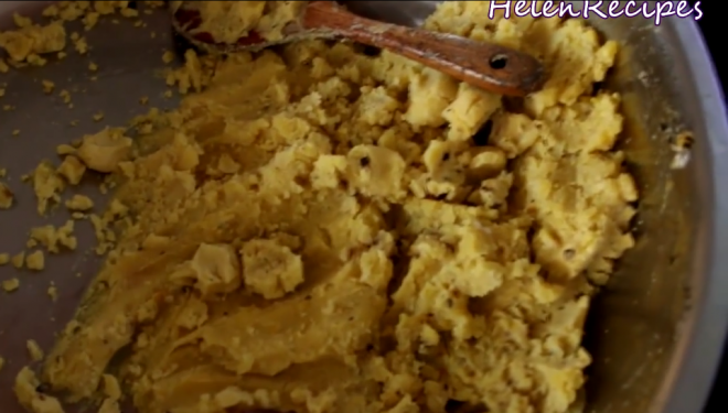 2. Season the soaked sticky rice with 1 tsp salt. 2438 21