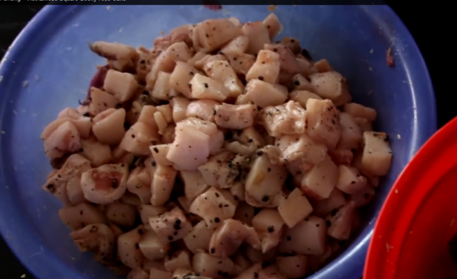 3. Season the pork with 1/2 tsp salt, fish sauce, 1.5 tsp pepper, and shallots. 2549 31