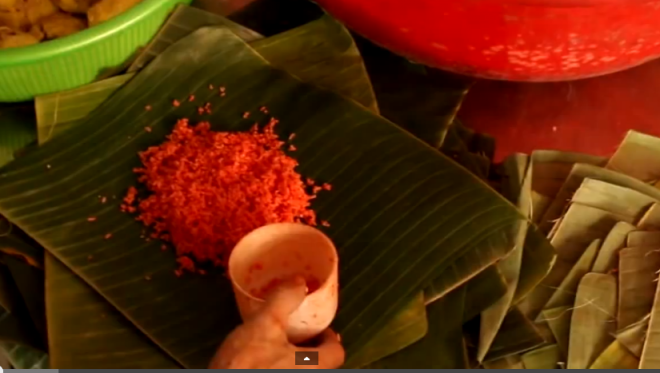 5. To assemble, lay out two sheets of partially overlapping banana leaves, Place about a cup of rice in the center of the leaves. Place the filling on top of the rice. Then cover it up with another cup rice. Fold the leaves and wrap it tightly like a present. 2811 51