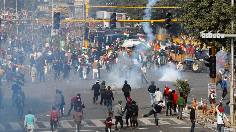 Tear gas was fired at protesters as police tried to reclaim the streets (Photo: Reuters) 0536116680247 065379094