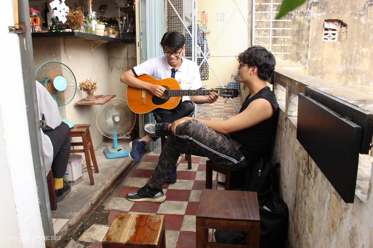 Playing guitar on the Cam Cam Kafe balcony. Photo by VnExpress/Huynh Nhi. 4636 anh 2 6187 1611562193