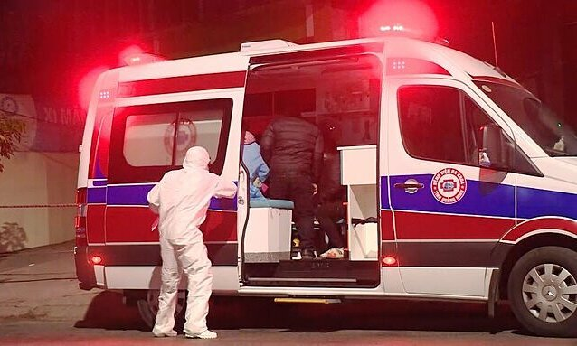 An ambulance car carries people who tested positive for coronavirus to a hospital in Ha Long, Quang Ninh Province, February 2, 2021. Photo by VnExpress/Minh Cuong. 5930 halong 1612497920 1612497935 9064 1612498043 680x408