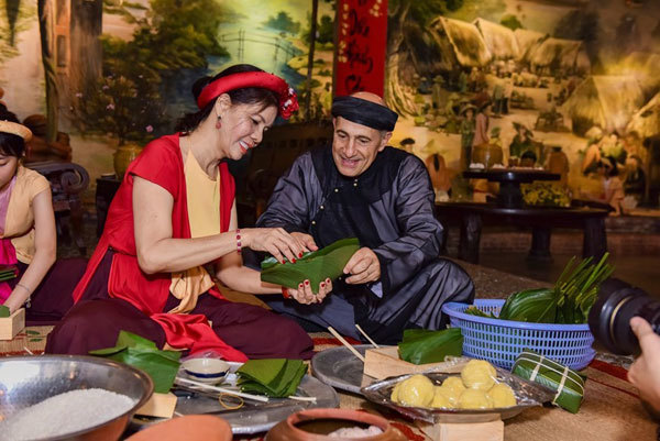 foreigners celebrate tet holiday in vietnam