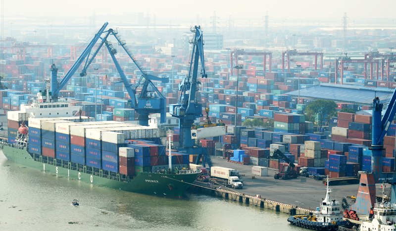 Cargos handling at Dinh Vu port, Hai Phong city. Photo: Pham Hung. 2708 xkvietnam2020canhtranhkhocl