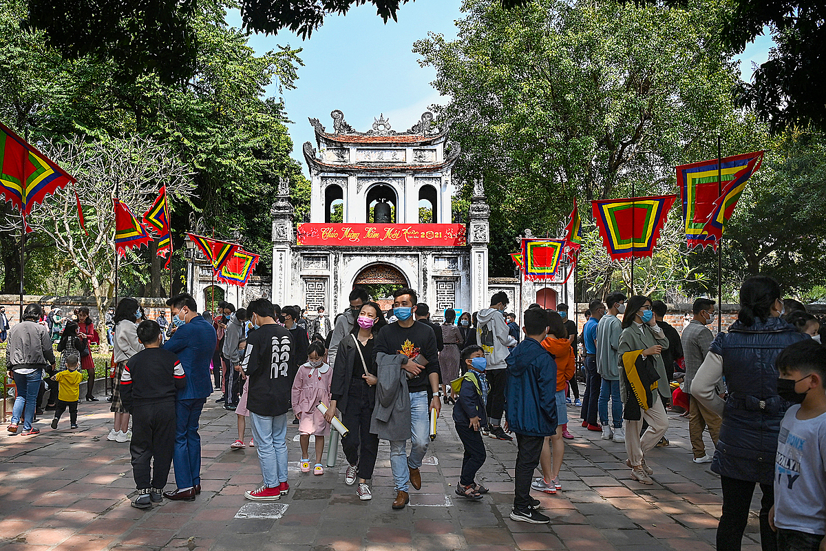 Thousands visited the temple to light incense and pray for good luck while some taking university entrance exams at mid-year came to seek blessings. (Photo: VnExpress) 2114 vanmieu vnexpress3 1613199448 4648 7335 1613208805