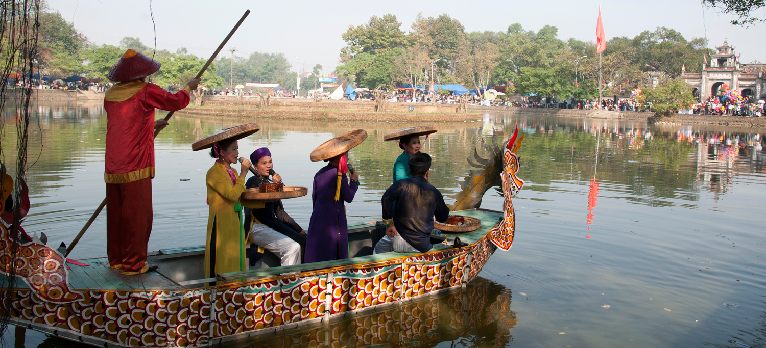 Singers perform love duets on boat. (Photo: Vietnamnet) 5833 acoloa11