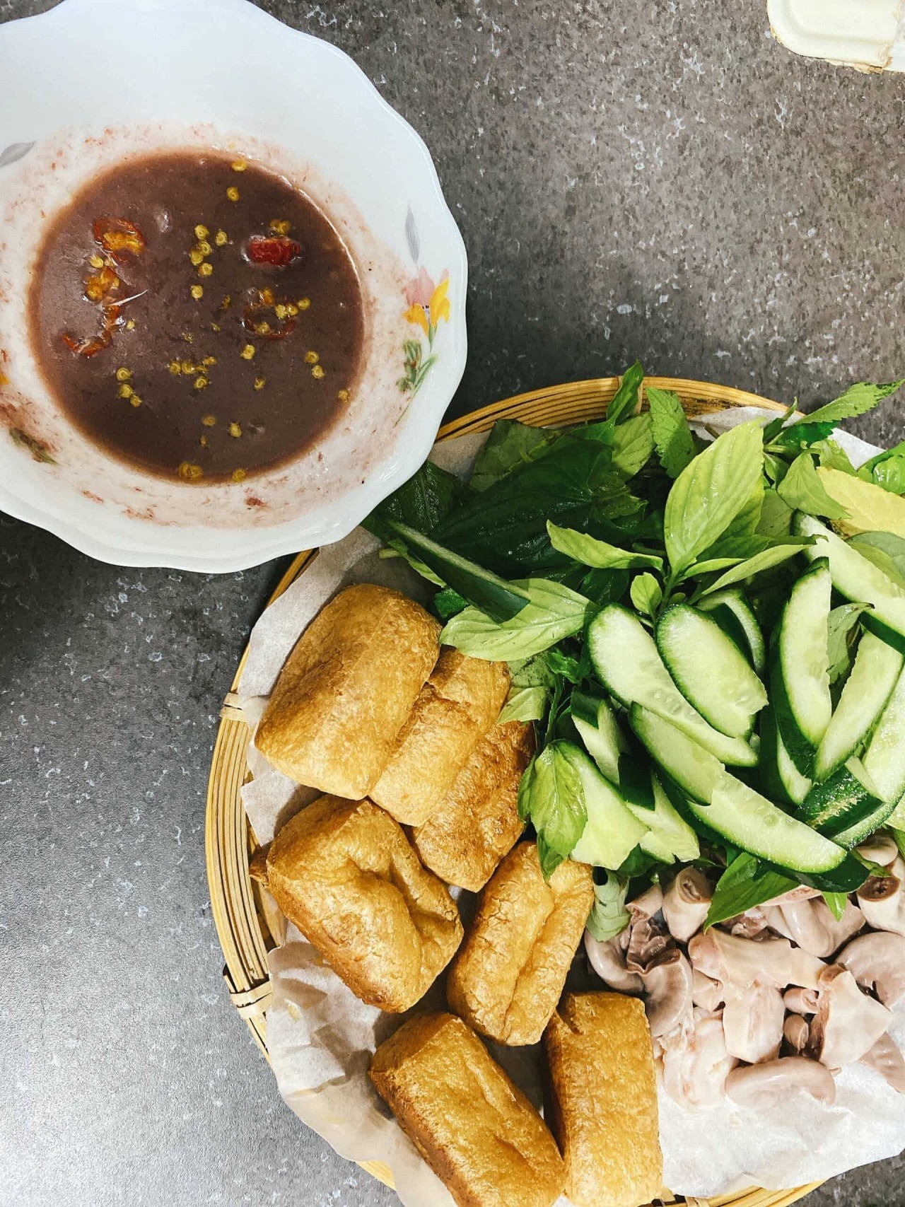 Dong Nhi's improvised vermicelli and dried tofu with shrimp paste. Photo: NVCC Dong Nhi's improvised vermicelli and dried tofu with shrimp paste. Photo: NVCC