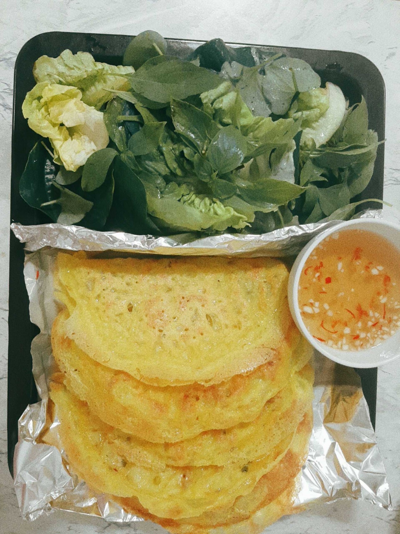 Dong Nhi's improvised sizzling cakes. Photo: NVCC Dong Nhi's improvised sizzling cakes. Photo: NVCC