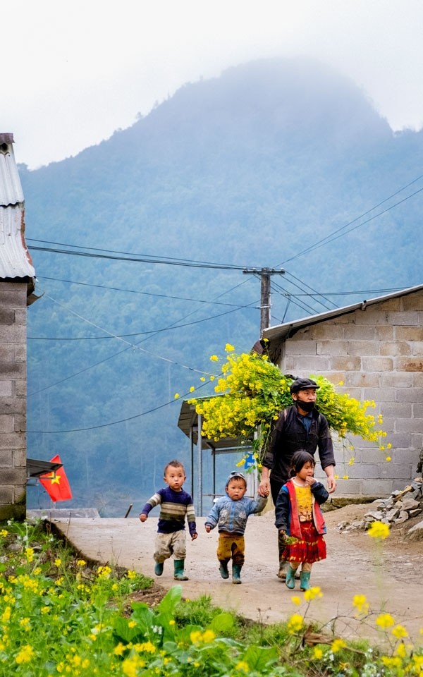 A father and his two kids in a village. Photo: Bao Lam Dong A father and his two kids in a village. Photo: Bao Lam Dong