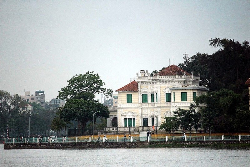 The octagonal house on the campus of Chu Van An High School - Hanoi is perfectly preserved in every detail, and is being used as the school's library. Photo: Baoxaydung The octagonal house on the campus of Chu Van An High School - Hanoi is perfectly preserved in every detail, and is being used as the school's library. Photo: Baoxaydung