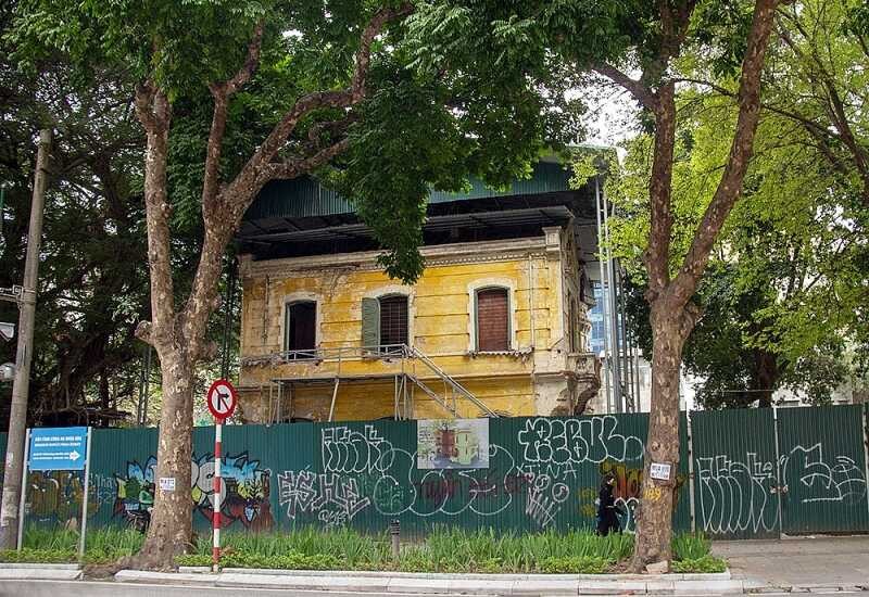 The old villa at 49 Tran Hung Dao is seriously degraded and is being preserved. Photo: Baoxaydung The old villa at 49 Tran Hung Dao is seriously degraded and is being preserved. Photo: Baoxaydung