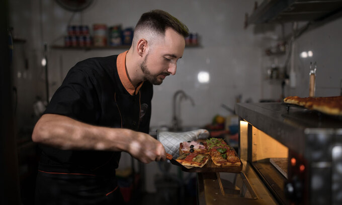 Pizza with ketchup: Vietnamese's way of eating pizza surprises Italian chef 1854-marvinco-1614850385-2657-1614850400-680x408