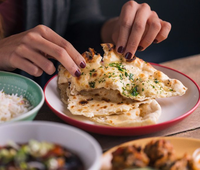 Pizza with ketchup: Vietnamese's way of eating pizza surprises Italian chef 2249-image-2