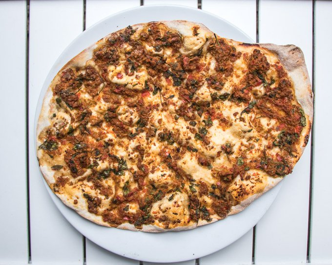 Pizza with ketchup: Vietnamese's way of eating pizza surprises Italian chef 2403-image-3