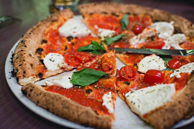 Pizza with ketchup: Vietnamese's way of eating pizza surprises Italian chef 2641-image-5