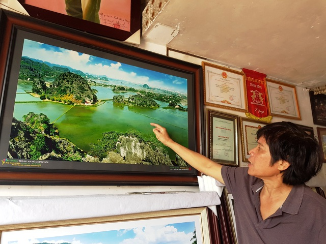 Ninh Manh Thang shows his photography of Trang An Complex (Photo: Dantri) 3604-ninh-manh-thang-2-1574694870737