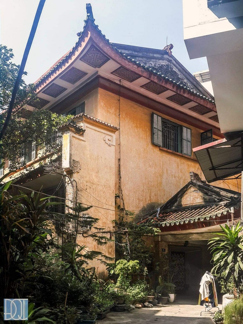 Located at No.186 Ngoc Ha Street, Ba Dinh District, one of Hanoi’s central districts, but the mansion is hidden behind later built high rises and trees. Designed by French architect Arthur Kruze, the author of dozens of famous architectural works in France and around the world, the mansion has a unique architecture, combining Eastern and Western style. (Photo: Vietnamnet) 5033-biet20thu20bao20dai20ho20hoang20hai202