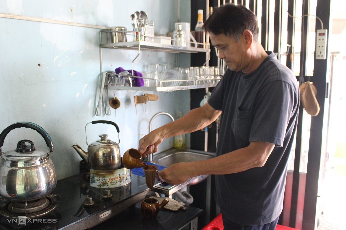Cafe owner Trung Nghia uses two pots to make coffee for customers, but only serves from one. Photo by VnExpress/Huynh Nhi. 1835-cafe-3-5671-1616249595