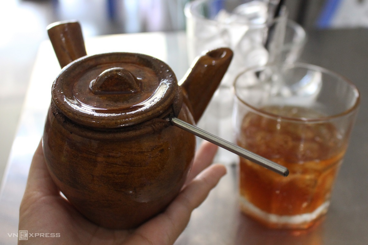 Beside a VND20,000 ($0.87) pot of coffee, iced black tea with sugar is also available. Photo by VnExpress/Huynh Nhi. 2015-cafe-4-4980-1616249595