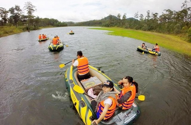 Photo: Tour Dalat 4743-kayak-on-tuyen-lam-lake