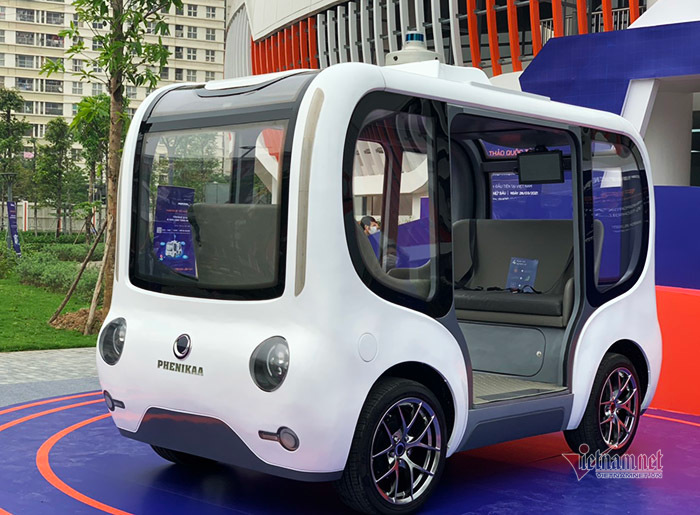 Vietnam's first self-driving vehicle's prototype was displayed in front of a conference building at Phenikaa University. VNS Photo Ly Ly Cao 0825-chinh-thuc-ra-mat-mau-xe-tu-hanh-thong-minh-dau-tien-cua-viet-nam-4