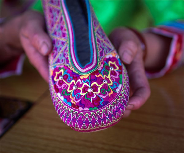 The artisanal shoes of the Xa Phang people may look simple, but a closer look reveals just how sophisticated the details of their patterns and embroidery lines are. Their colourful shoes are a key part of their outfits and are meticulously made. According to elderly artisans making and sewing the soles are the most time-consuming stages and will determine the durability of the shoes. (Photo: Vietnamnet) The artisanal shoes of the Xa Phang people may look simple, but a closer look reveals just how sophisticated the details of their patterns and embroidery lines are. Their colourful shoes are a key part of their outfits and are meticulously made. According to elderly artisans making and sewing the soles are the most time-consuming stages and will determine the durability of the shoes. (Photo: Vietnamnet)