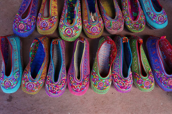 The threads used to embroider the shoes are natural and come in a variety of colours, used depending on the taste and aesthetics of the maker but mainly red, pink, blue, or yellow. In particular, shoes for young women are always decorated with bright colours. (Photo: Laodong.vn) The threads used to embroider the shoes are natural and come in a variety of colours, used depending on the taste and aesthetics of the maker but mainly red, pink, blue, or yellow. In particular, shoes for young women are always decorated with bright colours. (Photo: Laodong.vn)