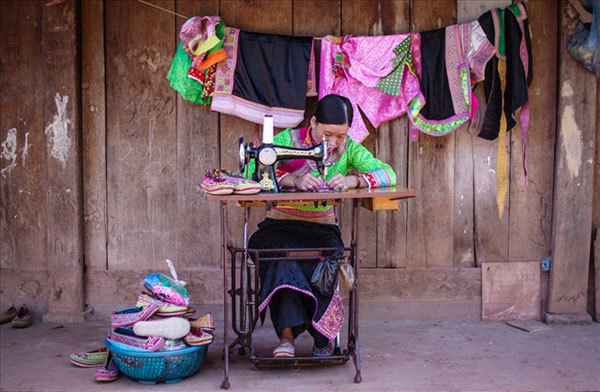 Shoes are mostly made for family members. The Xa Phang people wear their embroidered shoes and traditional outfits on special occasions like festivals and weddings. (Photo: Laodong.vn) Shoes are mostly made for family members. The Xa Phang people wear their embroidered shoes and traditional outfits on special occasions like festivals and weddings. (Photo: Laodong.vn)