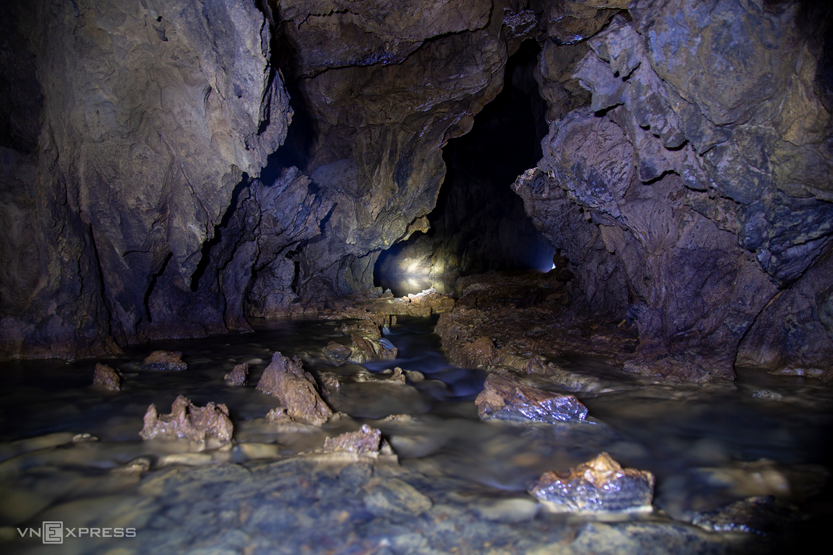 The underground stream inside the cave (Photo: VnExpress) The underground stream inside the cave (Photo: VnExpress)