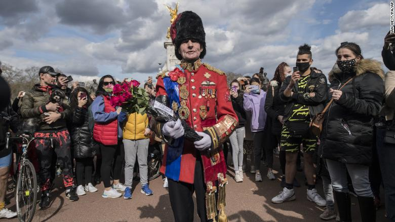 A man put flowers outside London's Buckingham Palace (Photo: CNN) A man put flowers outside London's Buckingham Palace (Photo: CNN)