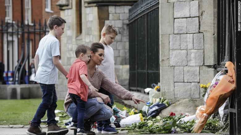 A family put flowers outside Windsor Castle (Photo: CNN) A family put flowers outside Windsor Castle (Photo: CNN)