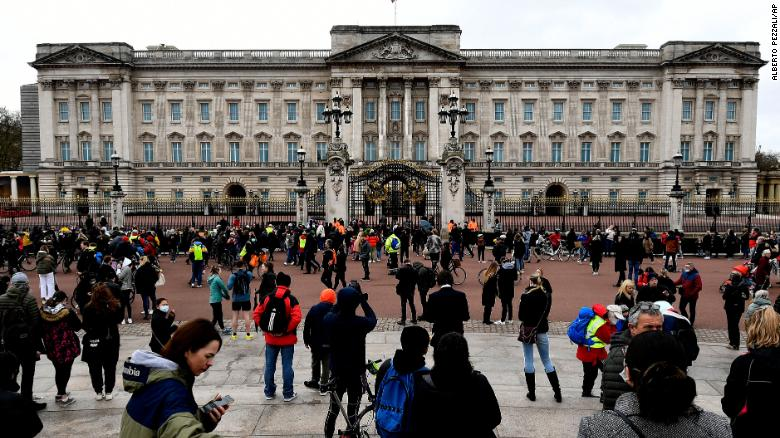 People gather outside the gates of Buckingham Palace in London on Saturday. (Photo: CNN) People gather outside the gates of Buckingham Palace in London on Saturday. (Photo: CNN)