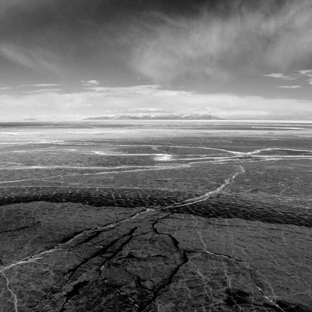 Legendary Lake Baikal, located in southern Siberia, Russia is the deepest, largest and oldest fresh-water body in the world. During winter, its surface typically freezes over, creating extraordinary patterns. (Photo: VnExpress) Legendary Lake Baikal, located in southern Siberia, Russia is the deepest, largest and oldest fresh-water body in the world. During winter, its surface typically freezes over, creating extraordinary patterns. (Photo: VnExpress)