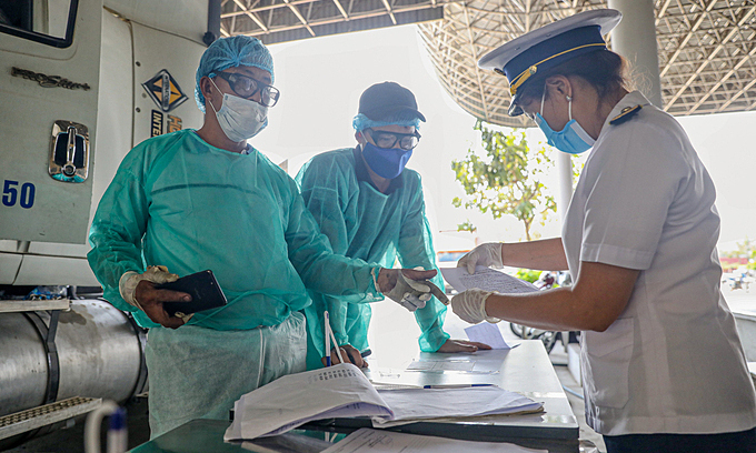 Arrivals from Cambodia complete health declaration procedures at Moc Bai border gate in Tay Ninh Province, March 2020. Photo by VnExpress/Huu Khoa. Arrivals from Cambodia complete health declaration procedures at Moc Bai border gate in Tay Ninh Province, March 2020. Photo by VnExpress/Huu Khoa.