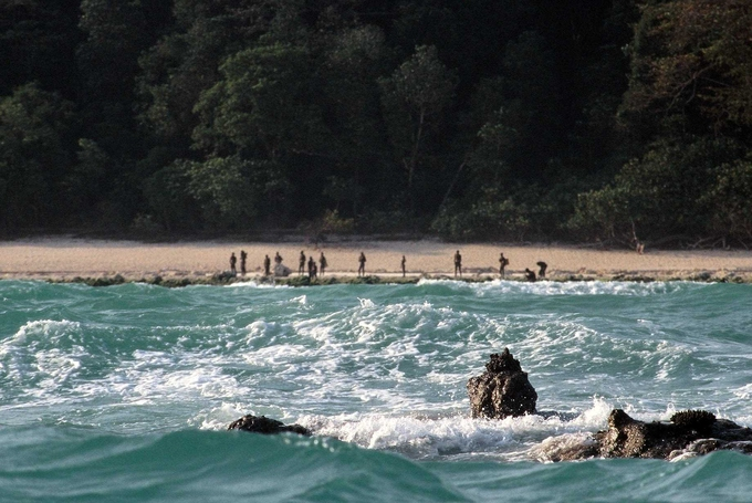 More than 1,200 km from mainland India and just 140 km from Sumatra at the nearest, the North Sentinel Island found at the west of the Andaman Islands is a mere 72 square kilometres, roughly twenty percent bigger than the area of Manhattan. More than 1,200 km from mainland India and just 140 km from Sumatra at the nearest, the North Sentinel Island found at the west of the Andaman Islands is a mere 72 square kilometres, roughly twenty percent bigger than the area of Manhattan.