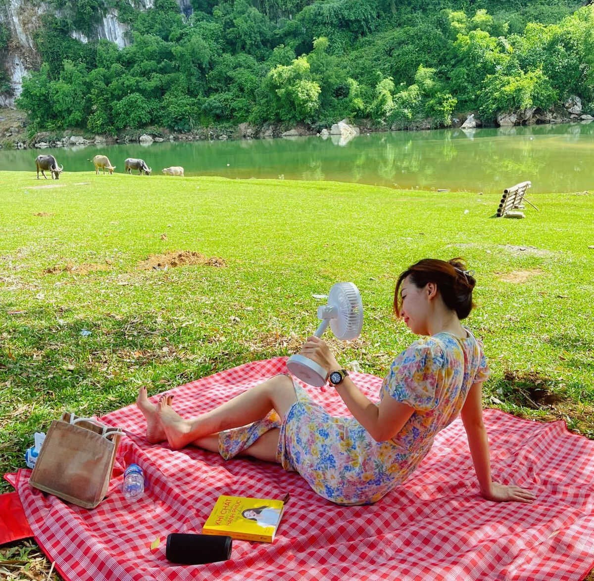 The flat and green grass carpet is suitable for camping. Photo: Nguyen Hong Thu Trang The flat and green grass carpet is suitable for camping. Photo: Nguyen Hong Thu Trang