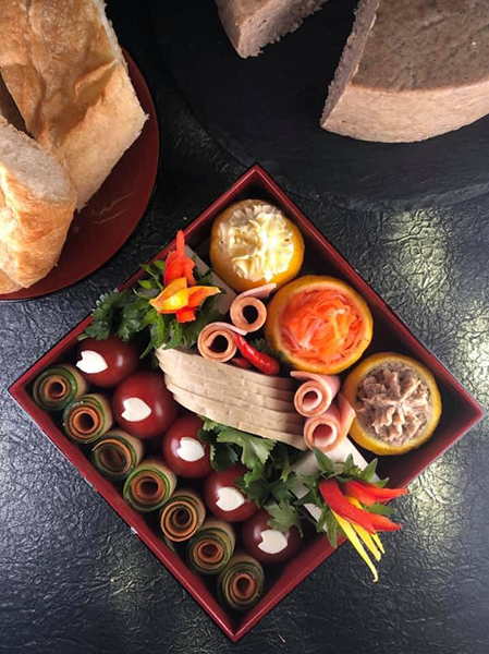 Bento lunch box with pate and cha lua. Photo: VnExpress Bento lunch box with pate and cha lua. Photo: VnExpress