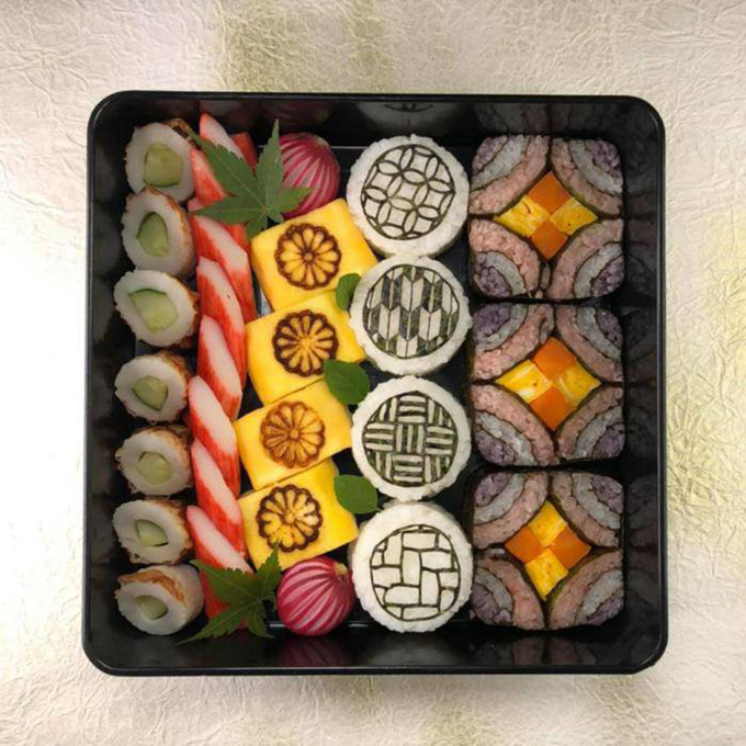 Phuong shares that, to perfectly cut kimbap, she uses a very sharp knife. Photo: VnExpress Phuong shares that, to perfectly cut kimbap, she uses a very sharp knife. Photo: VnExpress