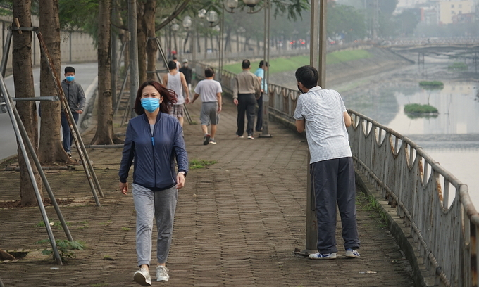 People exercise along the To Lich River in Hanoi, April 8, 2020. Photo by VnExpress/Gia Chinh. People exercise along the To Lich River in Hanoi, April 8, 2020. Photo by VnExpress/Gia Chinh.