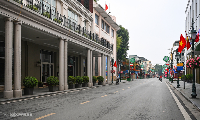 Trang Tien Street near Hanoi's Hoan Kiem Lake is left deserted during Covid-19 pandemic (Photo: VnExpress) Trang Tien Street near Hanoi's Hoan Kiem Lake is left deserted during Covid-19 pandemic (Photo: VnExpress)