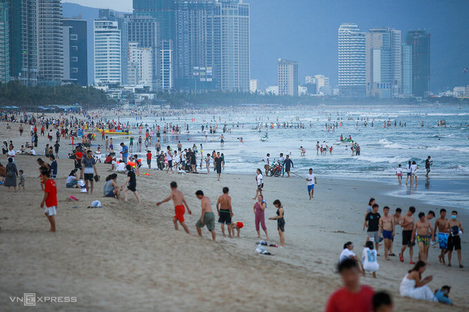 People flocked to a beach in Da Nang City on April 29, 2021. Photo by VnExpress/Nguyen Dong. People flocked to a beach in Da Nang City on April 29, 2021. Photo by VnExpress/Nguyen Dong.