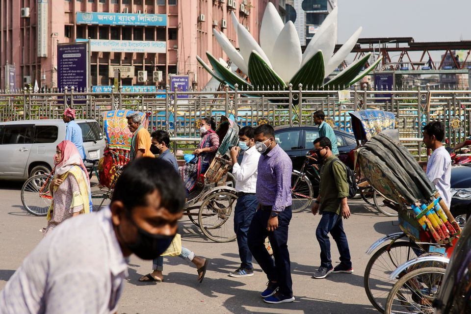 People wear masks as a protective measure after the first reported case of coronavirus in Dhaka, Bangladesh March 10, 2020. REUTERS/Mohammad Ponir Hossain (Photo: Reuters) People wear masks as a protective measure after the first reported case of coronavirus in Dhaka, Bangladesh March 10, 2020. REUTERS/Mohammad Ponir Hossain (Photo: Reuters)
