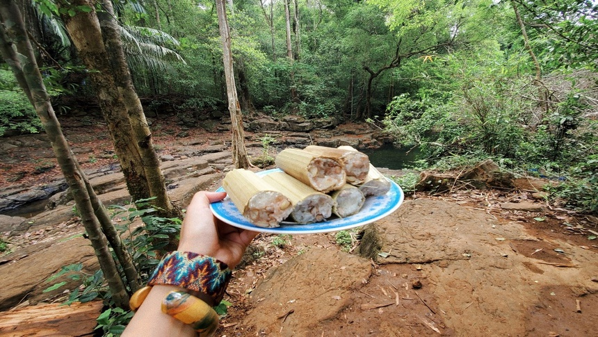 Cơm lam was originated when mountain people, such as the Tháy people, would prepare for long journeys by pressing wet rice, with added salt, into bamboo tubes, and cooking.Cơm lam is also served in Central Highlands food stalls with chicken. (Photo: ZingNews) Cơm lam was originated when mountain people, such as the Tháy people, would prepare for long journeys by pressing wet rice, with added salt, into bamboo tubes, and cooking.Cơm lam is also served in Central Highlands food stalls with chicken. (Photo: ZingNews)