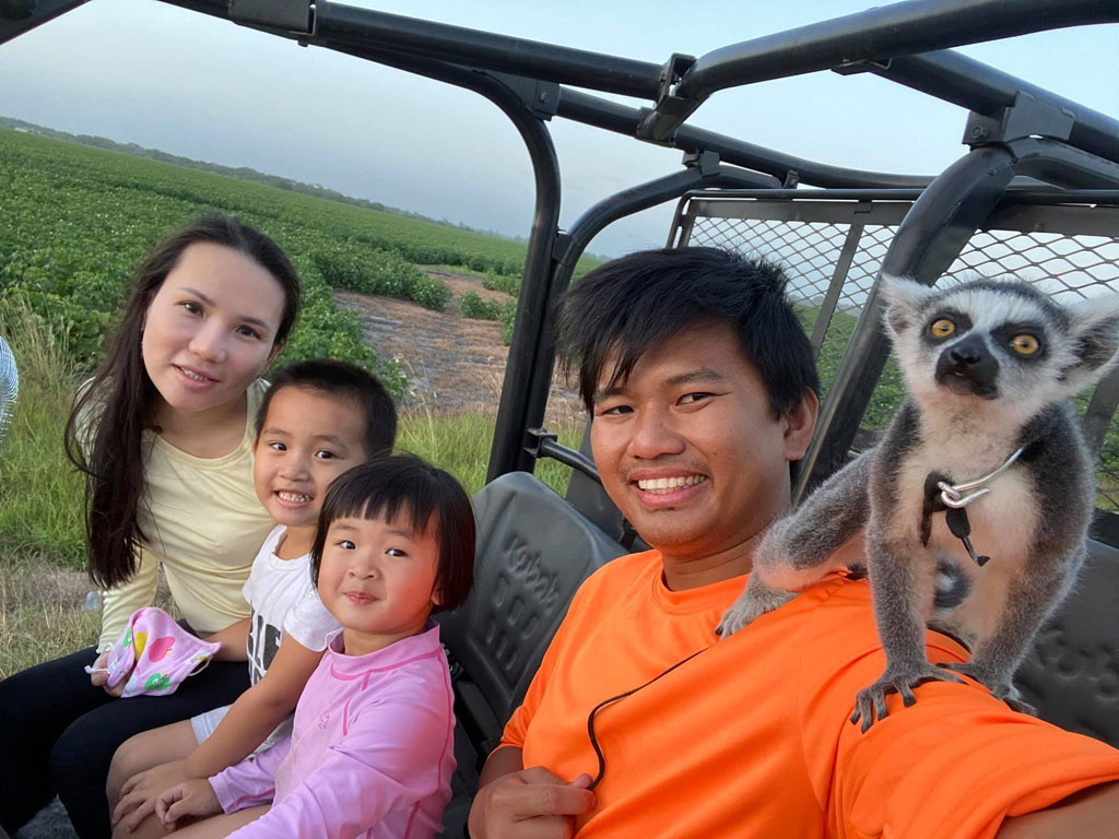 Vuong with his wife and the two children (Photo: Thanh Nien) Vuong with his wife and the two children (Photo: Thanh Nien)