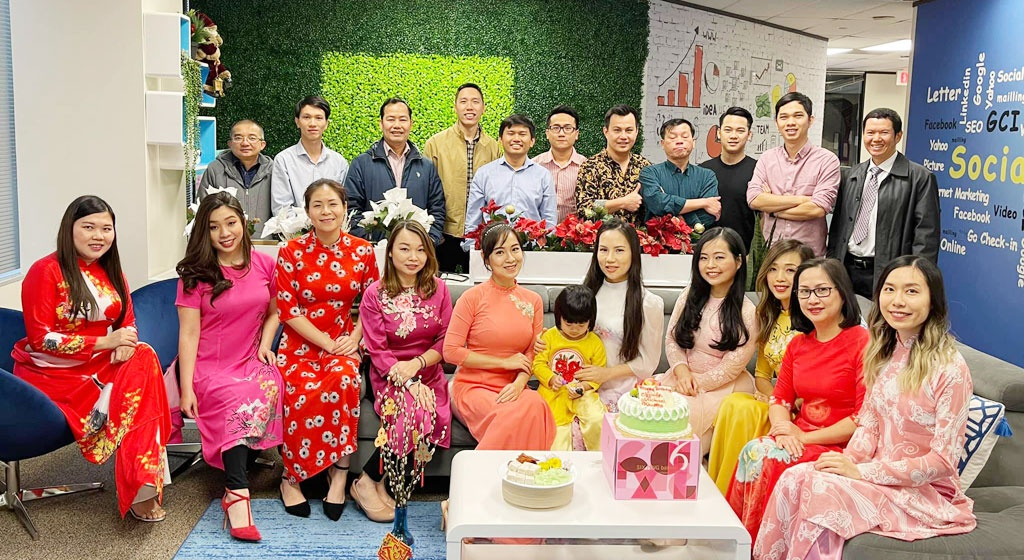 Vuong and his employees celebrating Tet holiday (Photo: Thanh Nien) Vuong and his employees celebrating Tet holiday (Photo: Thanh Nien)