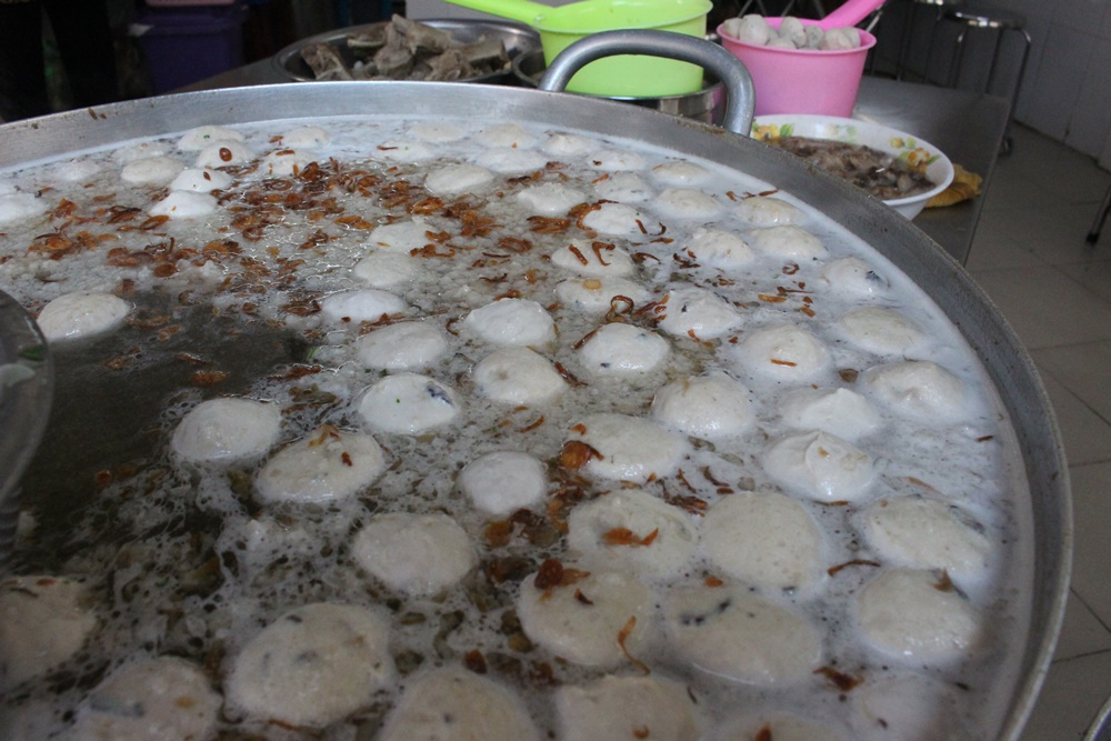 The soup is made with pork ribs and bone (Photo: Thanh Nien) The soup is made with pork ribs and bone (Photo: Thanh Nien)