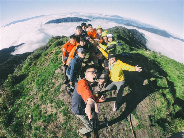 Checking in the Lung Cung mountain peak. — Photo didulich.net Checking in the Lung Cung mountain peak. — Photo didulich.net