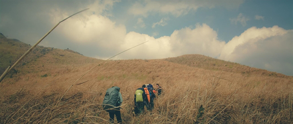 Tourists conquer Lung Cung mountain peak from Tu San Village. — Photo tripnow.vn Tourists conquer Lung Cung mountain peak from Tu San Village. — Photo tripnow.vn