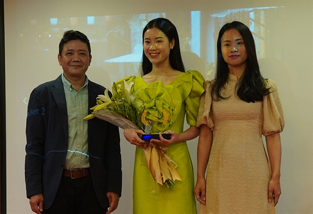 Phuong (centre) wonthe Best International Actor award at the 2021 Paris International Film Festival. Photo theothaovanhoa.vn Phuong (centre) wonthe Best International Actor award at the 2021 Paris International Film Festival. Photo theothaovanhoa.vn